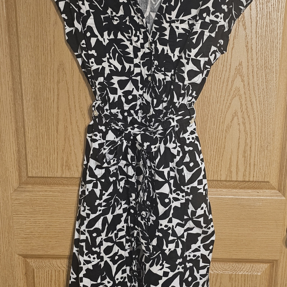 Chic Black and White Abstract Midi Dress